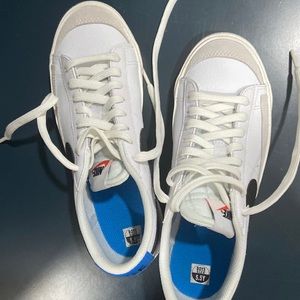 Nike boy size 5.5 women size 7 Great condition worn 2x.